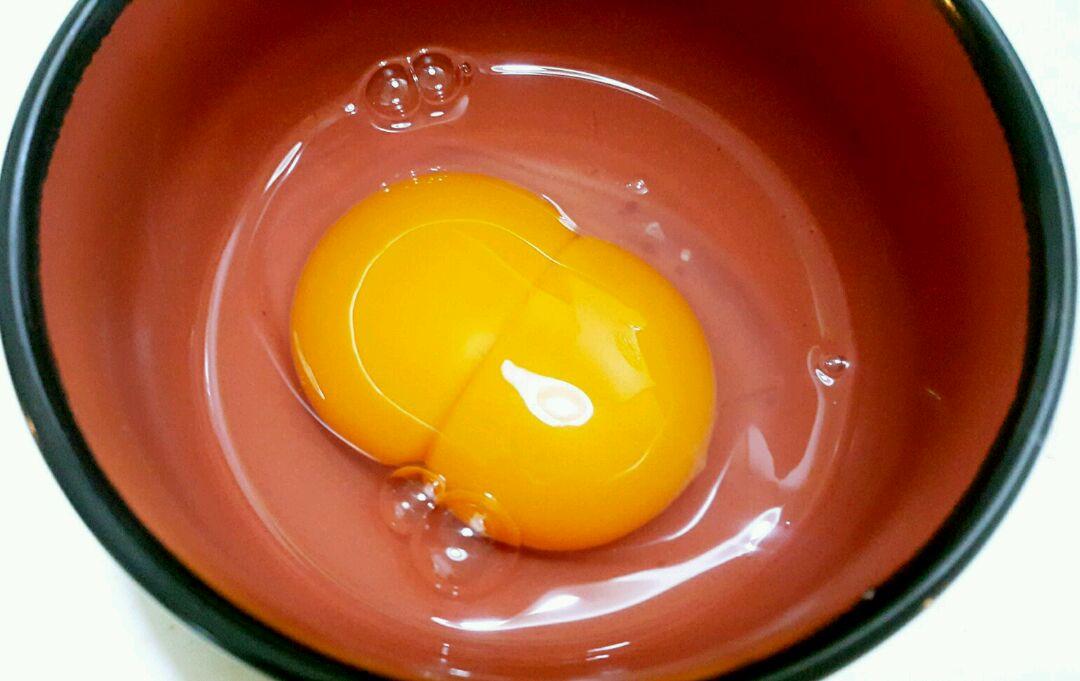 双蛋黄鸡蛋是怎么回事（鸡为什么一直下双黄蛋）